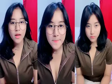 Bokep Live Gadis Cantik Kacamata Crot Lumer Show poster