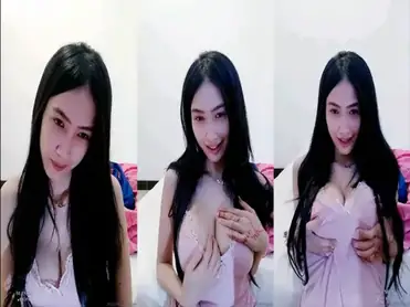 Cewek imut pamerin tubuh mulusnya di live, bikin penonton ngiler poster